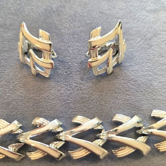 Vintage Silver Costume Jewelry Sets Bracelet and Clip On Earrings. - Picture 2 of 8